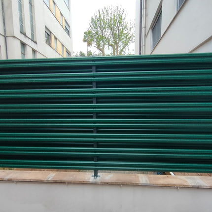 installazione doghe orizzontali effetto pino colore verde su balcone con accessori