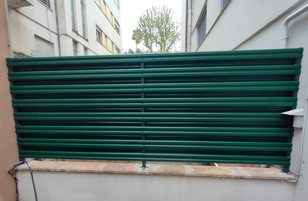 installazione doghe orizzontali effetto pino colore verde su balcone con accessori