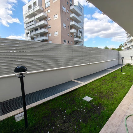 installazione dentro cortile di doghe bianche su muretto