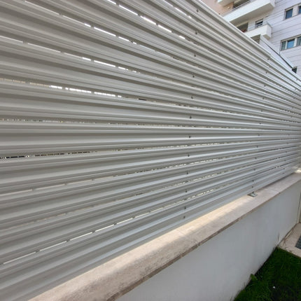 installazione dettaglio doghe bianche su muretto