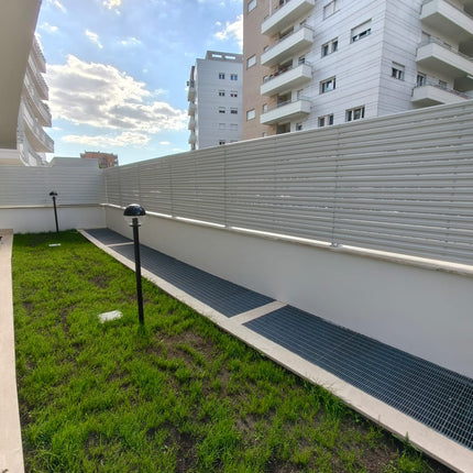 installazione doghe bianche su muretto
