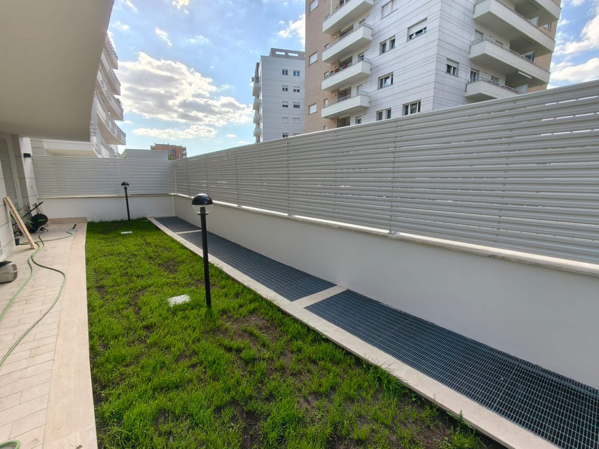 installazione doghe bianche su muretto