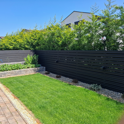 frangivista giardino con doghe orizzontali in acciaio zincato effetto grigio, vista installata