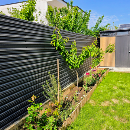 installazione steccato giardino esterno con doghe orizzontali in acciaio zincato effetto grigio, progetto completato