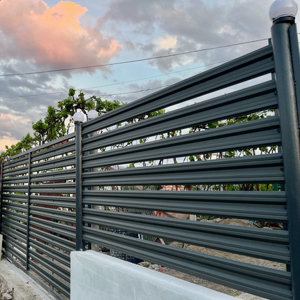 giardino con installazione doghe orizzontali in acciaio zincato effetto grigio, progetto completato