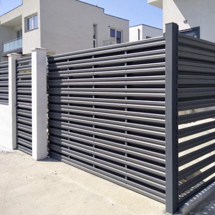 steccato giardino con doghe orizzontali grigio, vista installazione in giardino privato