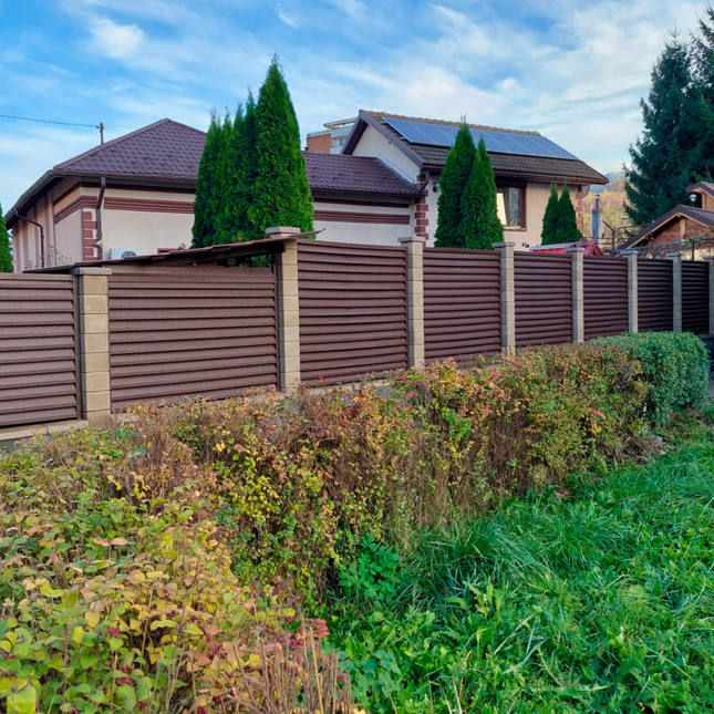 recinzione giardino con installazione frangivista in acciaio zincato effetto cioccolato colore marrone su piloni esistenti