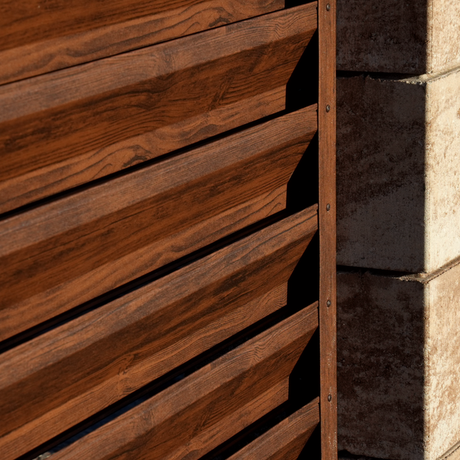 dettaglio retro del pannello frangivista con effetto legno mogano totale