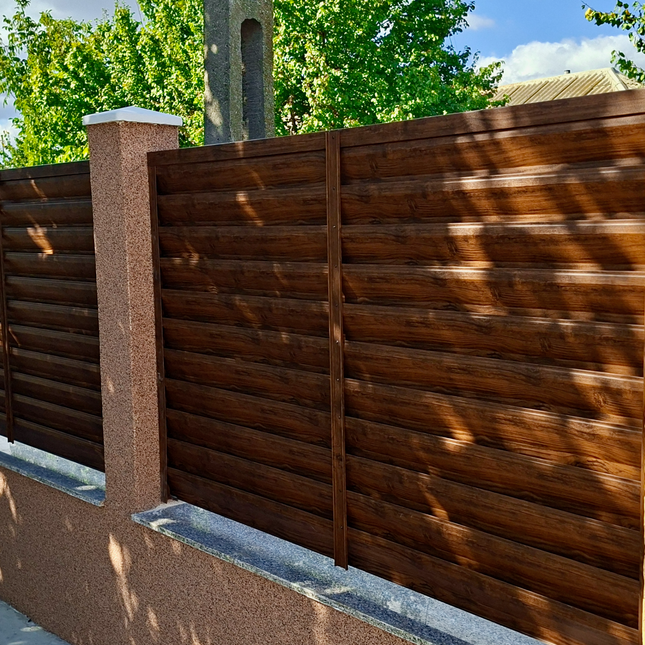 installazione pannello frangivista per giardino esterno con dettagli sul muretto