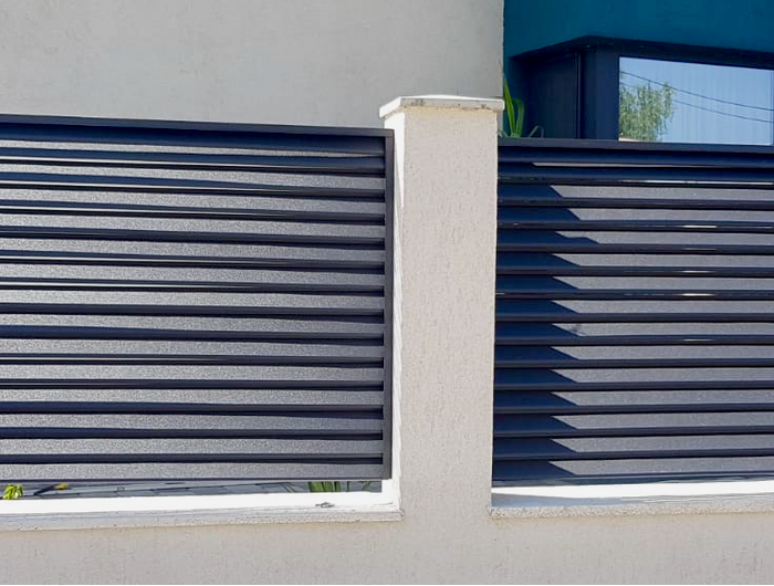 installazione su muretto di pannelli frangivista
