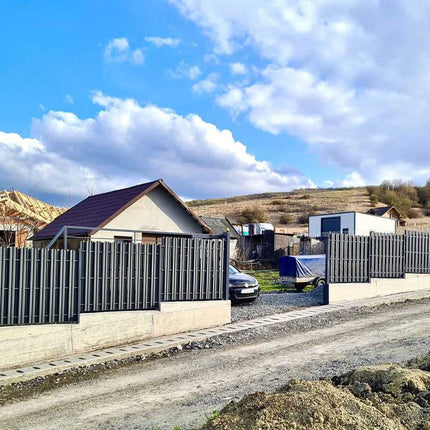 installazione a scalini delle doghe verticali per esterno con tutti gli elementi accessori inclusi