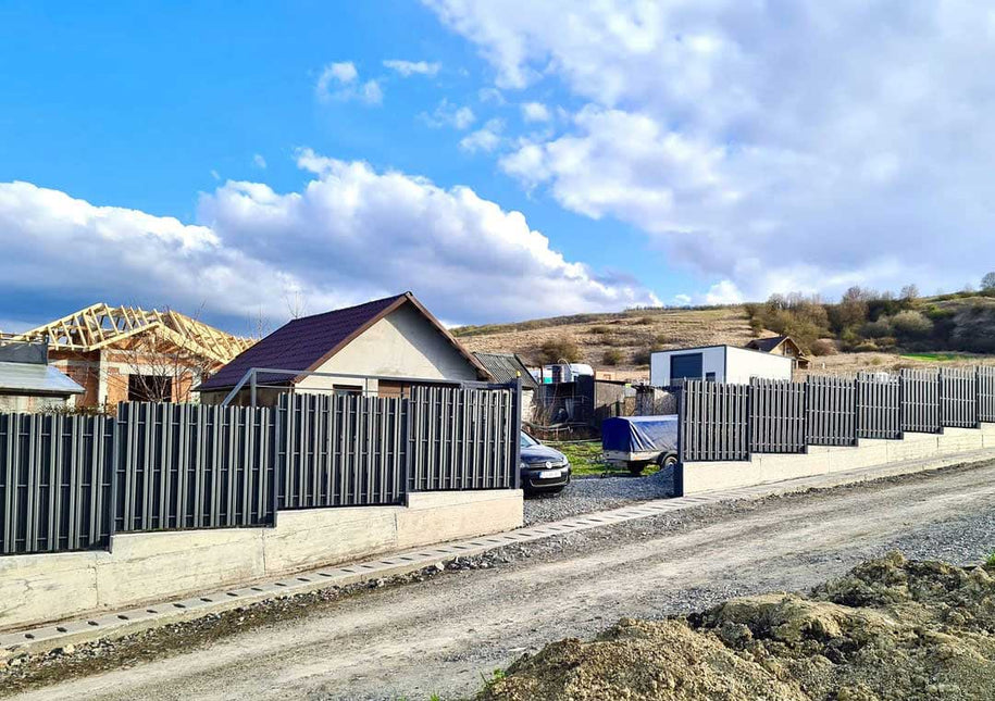 installazione a scalini delle doghe verticali per esterno con tutti gli elementi accessori inclusi