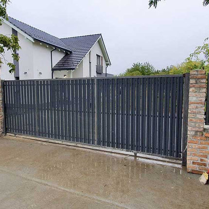 installazione esterna con doghe verticali in acciaio zincato su struttura esistente, facile da montare