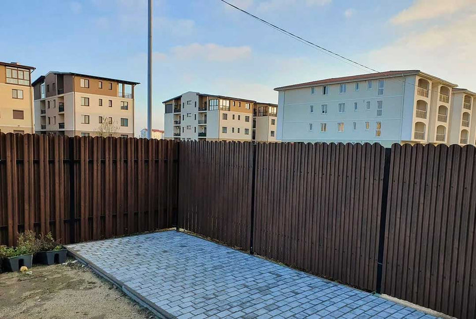 doghe verticali installate interno giardino su muretto esistente con strutture di ancoraggio