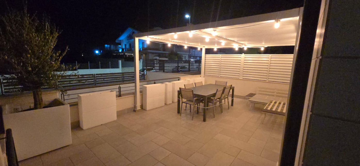 installazione frangivista bianco in acciaio zincato come separatore tra due unità