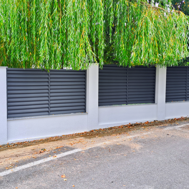 recinti modulati frangivista per giardino colore grigio installati su muretti in cemento esistenti