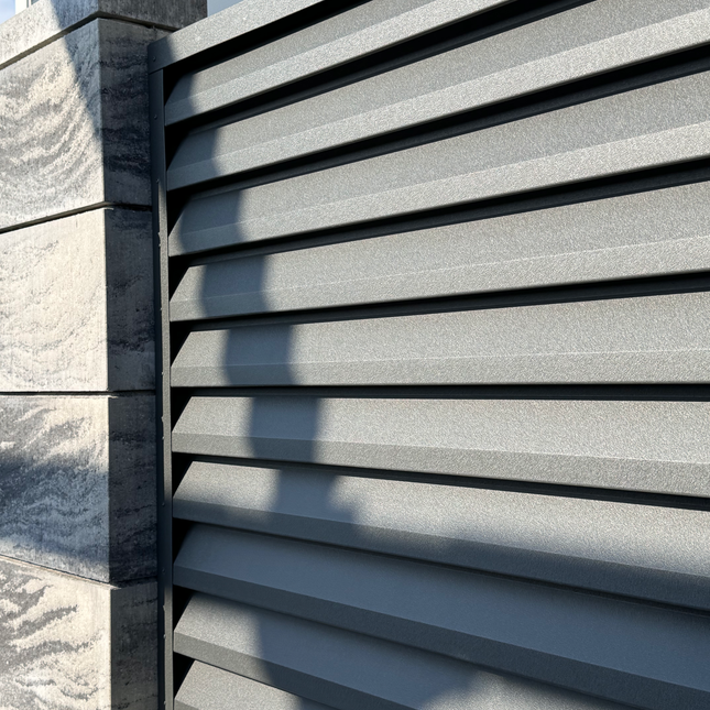 dettaglio specifico della finitura del pannello Grigio ATLAS installato su muretto esistente