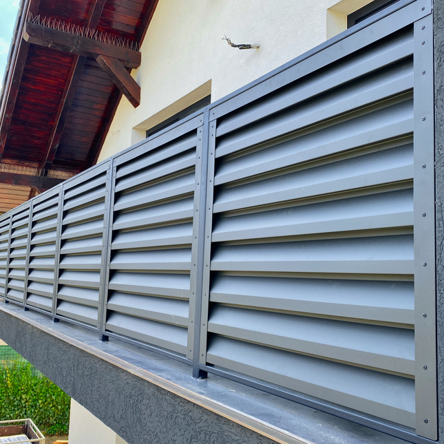 installazione frangivista grigio ATLAS su una struttura esistente in acciaio