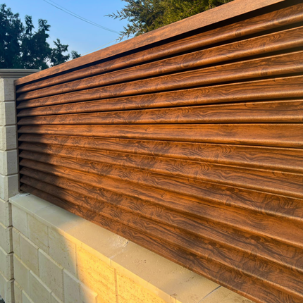 installazione con dettaglio pannello da giardino frangivista collezione PIRAMIDE colore effetto legno mogano