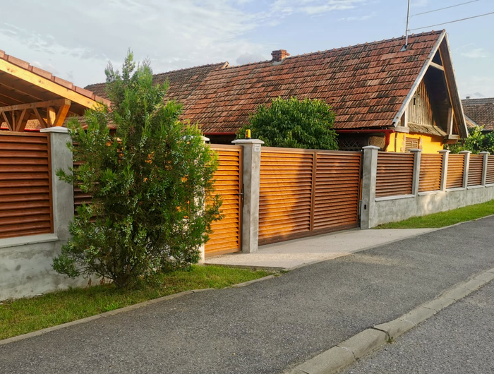 installazione pannelli frangivista in acciaio zincato effetto legno mogano