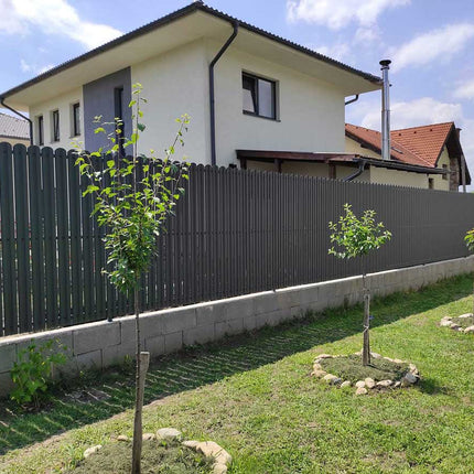 recinzione giardino con doghe verticali grigio grafite, vista installazione in giardino privato fronte e retro simile risultato