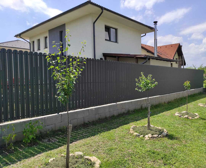 recinzione giardino con doghe verticali grigio grafite, vista installazione in giardino privato fronte e retro simile risultato