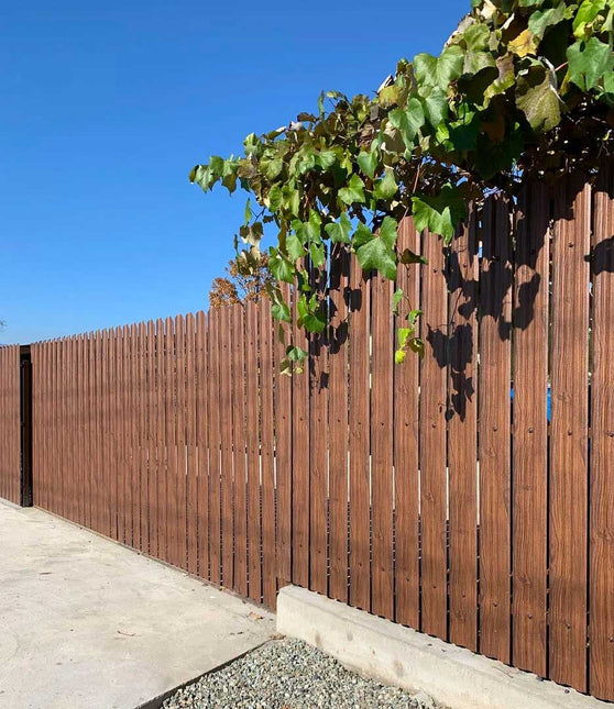 installazione doghe verticali interno giardino su muretto esistente con strutture di ancoraggio già installata