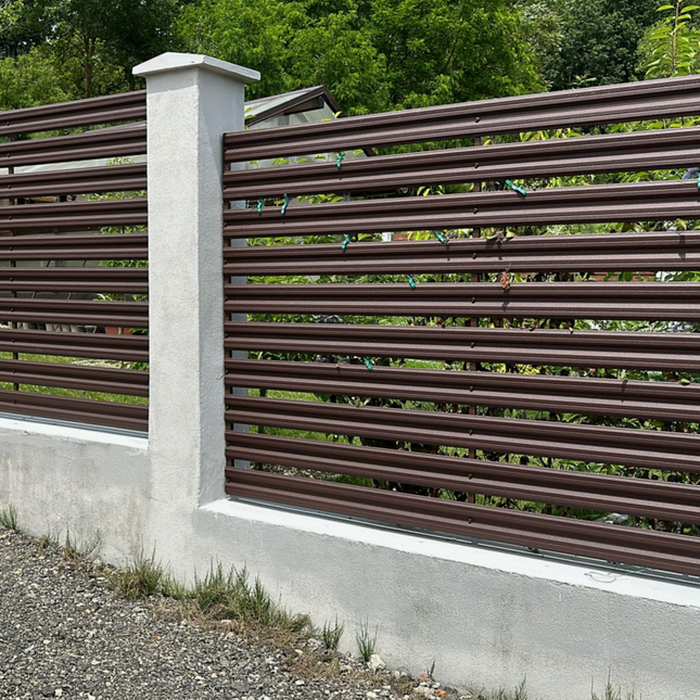 installazione doghe orizzontali per giardino e steccati colore marrone con accessori installati su muretto esistente