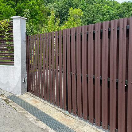 installazione delle doghe orizzontali per giardino in versione verticale con dettagli di ancoraggio su struttura esistente