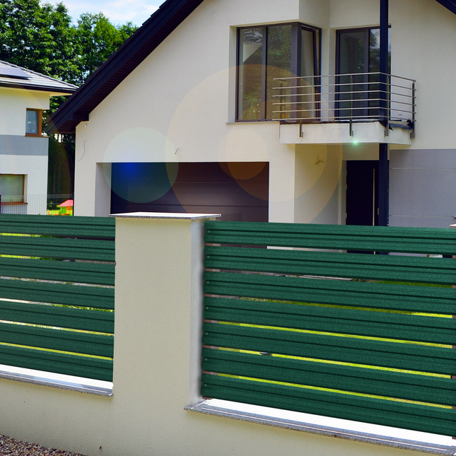 installazione recinto con doghe orizzontali parte frontale colore verde effetto pino su muretto esistente 