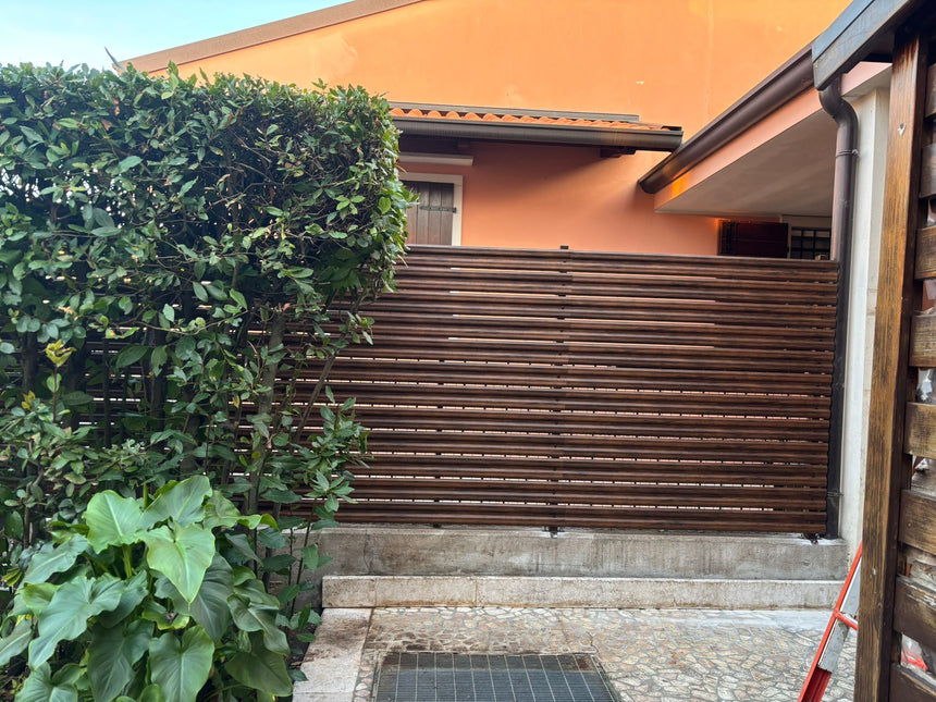 installazione doghe orizzontali giardino effetto legno mogano