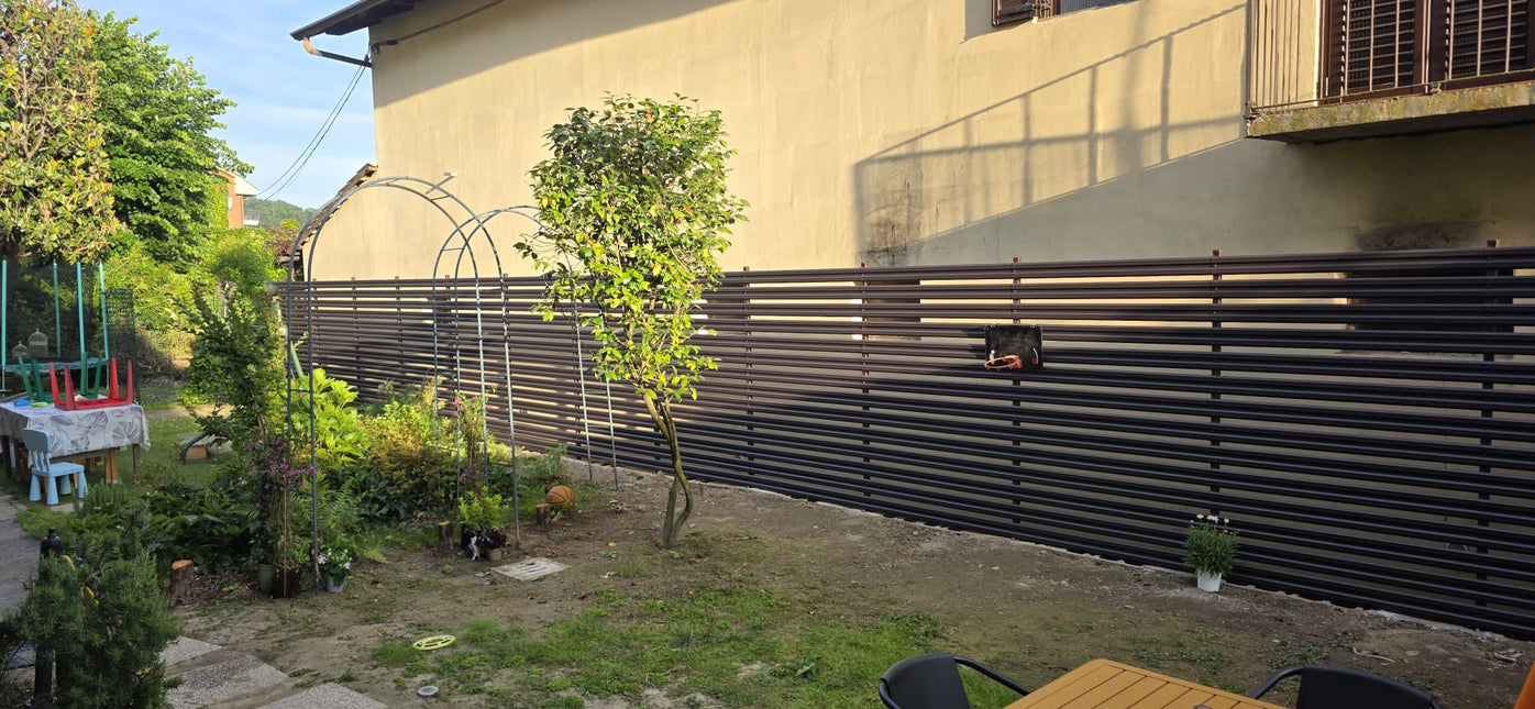 installazione steccato orizzontale su piloni in acciaio zincato