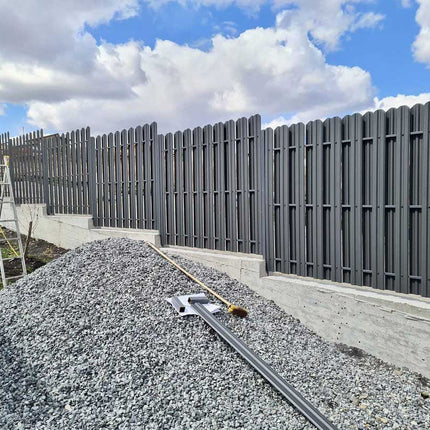 recinzione giardino con doghe verticali grigio grafite, vista installazione in giardino privato facile da montare