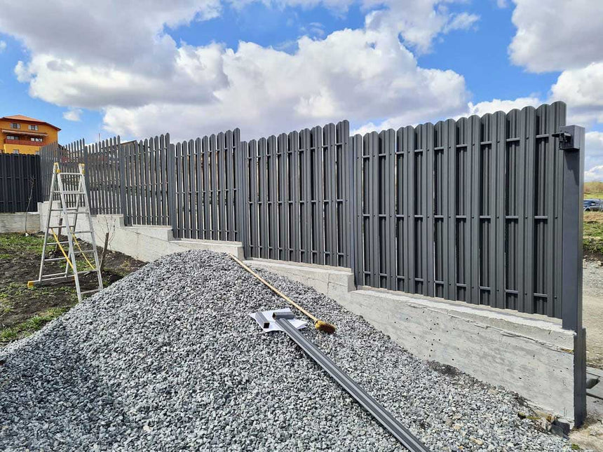 recinzione giardino con doghe verticali grigio grafite, vista installazione in giardino privato facile da montare