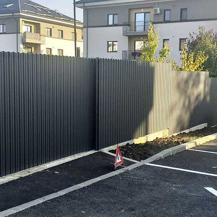 esempio installazione per delimitare la zona e creare una area di totale privacy con le doghe verticali TISA grigio grafite