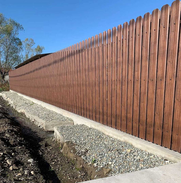 installazione doghe verticali interno giardino su muretto esistente con strutture di ancoraggio