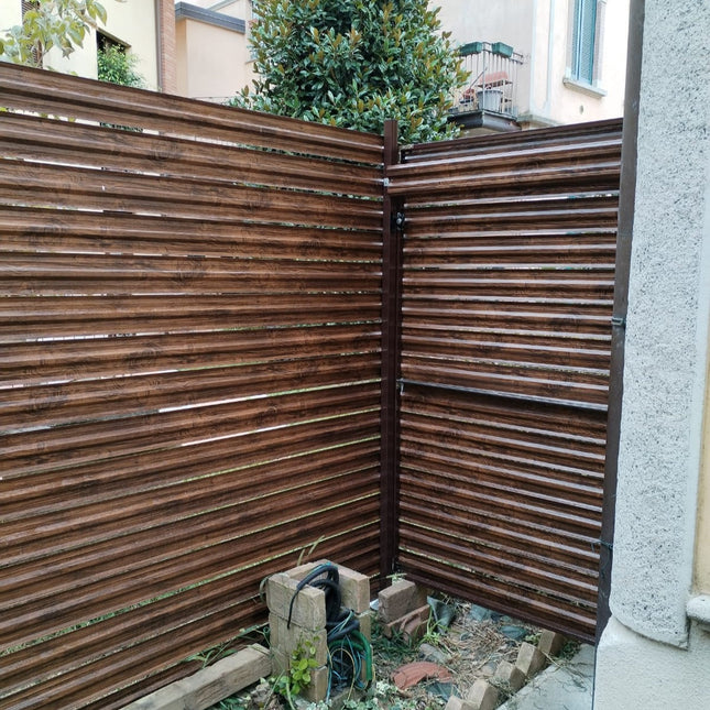recinzione-modulare-simetrica-colore-mogano-effetto-mat-installazione-su-giardino-1
