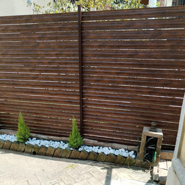 recinzione-modulare-simetrica-colore-mogano-effetto-mat-installazione-su-giardino-2