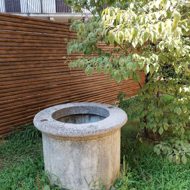 recinzione-modulare-simetrica-colore-mogano-effetto-mat-installazione-su-giardino-3