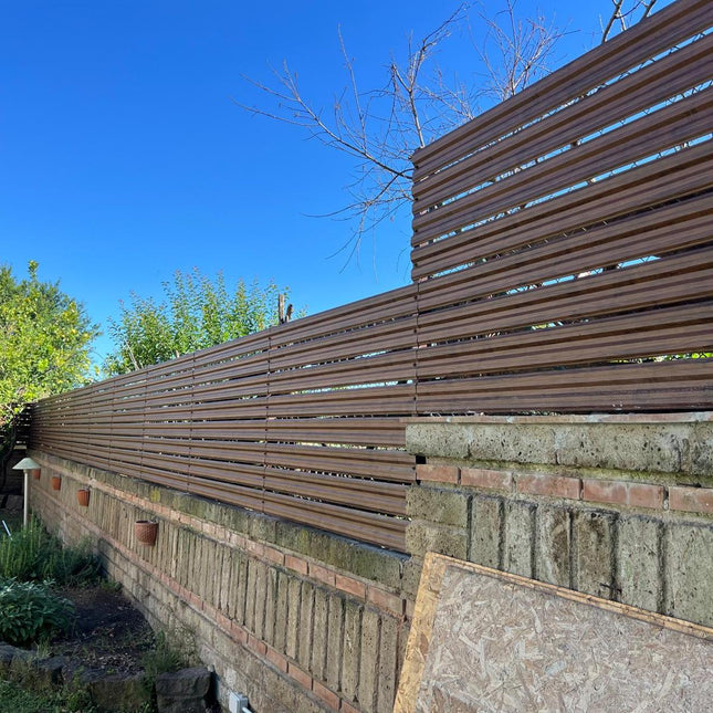 recinzione-modulare-simetrica-colore-mogano-effetto-mat-installazione-su-giardino-4