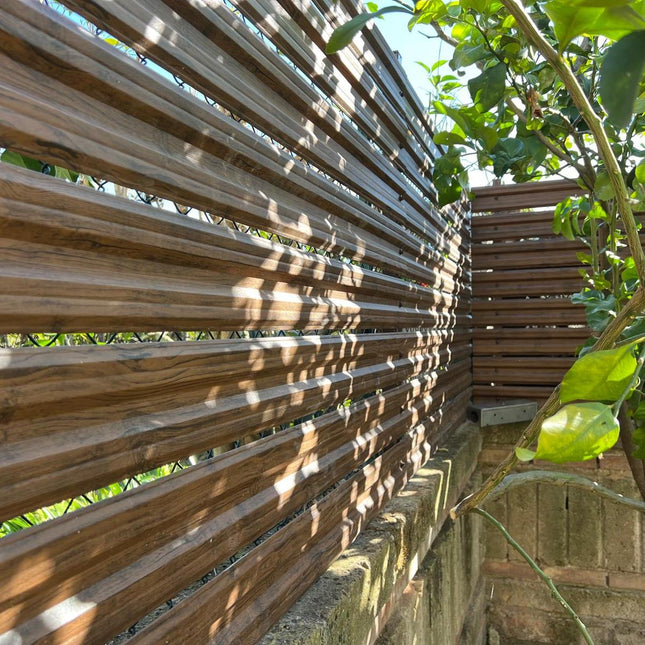 recinzione-modulare-simetrica-colore-mogano-effetto-mat-installazione-su-giardino-5