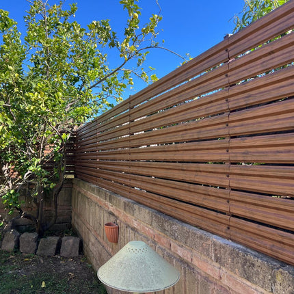 recinzione-modulare-simetrica-colore-mogano-effetto-mat-installazione-su-giardino-6