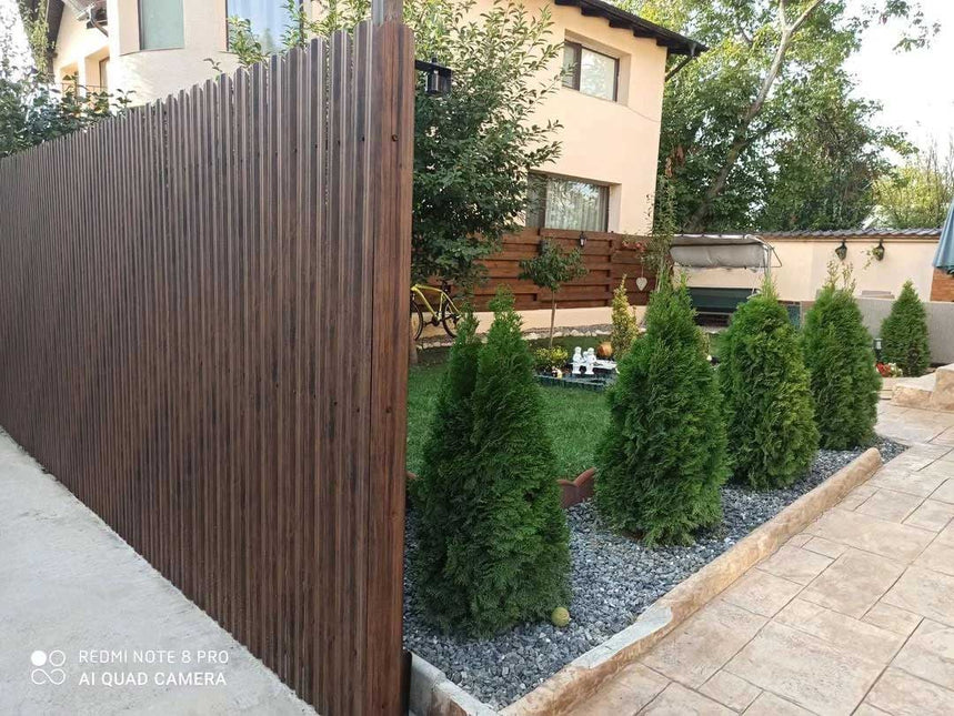 installazione doghe verticali interno giardino su muretto esistente con strutture di ancoraggio sia orizzontale che verticale
