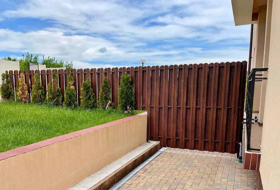 installazione doghe verticali interno giardino su muretto esistente con strutture di ancoraggio con doppia esposizione