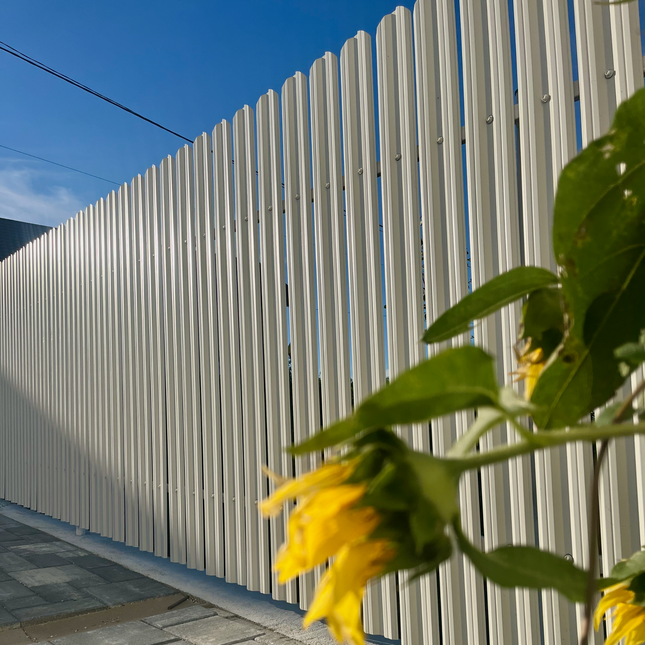 installazione doghe verticali per giardino colore bianco alpino lucido in acciaio zincato con due ancoraggi