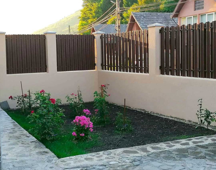 doghe verticali installate su muretto esistente con strutture di ancoraggio esistente per un giardino interno armonioso