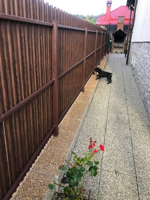 installazione doghe verticali interno giardino su muretto esistente con strutture di ancoraggio colore marrone