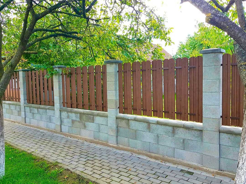 installazione doghe verticali interno giardino su muretto esistente con strutture di ancoraggio per un montaggio doppio a scacchiera