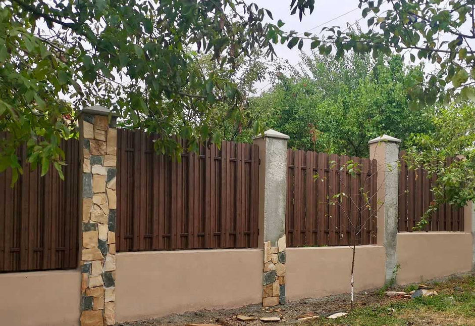 installazione doghe verticali interno giardino su muretto esistente con strutture di ancoraggio su colonne esistenti