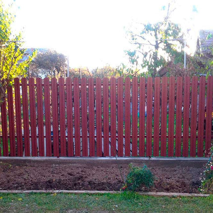 Esempio di recinzione realizzata con steccato TISA colore rosso mattone